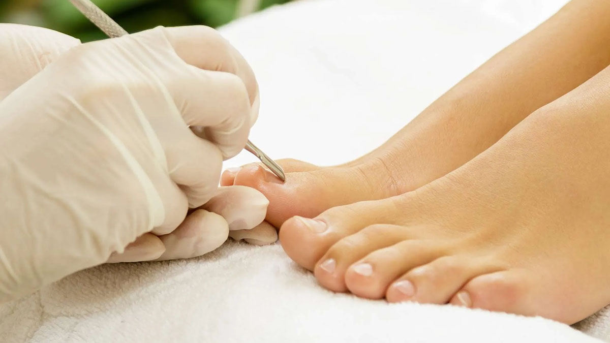 beyaz-oval-tirnaklar-bakimli-eller-manikur-pedikur