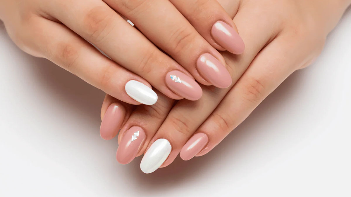 cicekli-kaselerde-el-bakimi-spa-manikur-pedikur