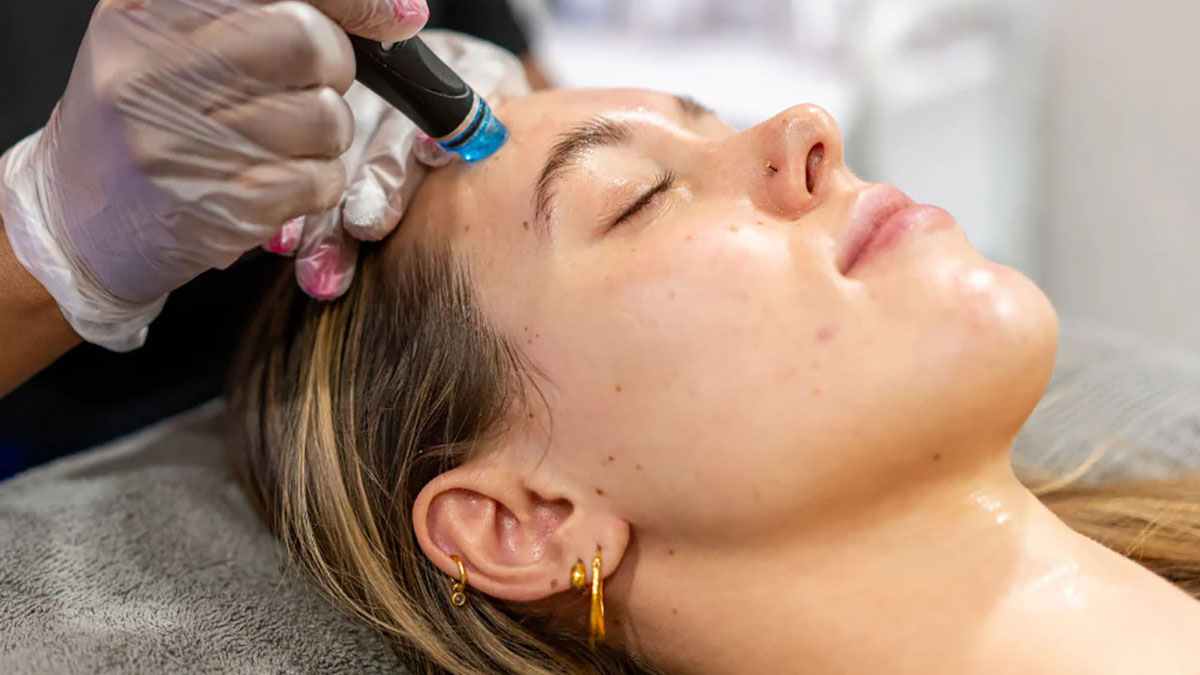 dekolte-lifting-uygulamasi-derin-yuz-masaji