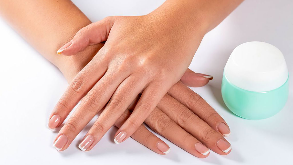 ellerin-nemlendirilmesi-manikur-pedikur-bakimi