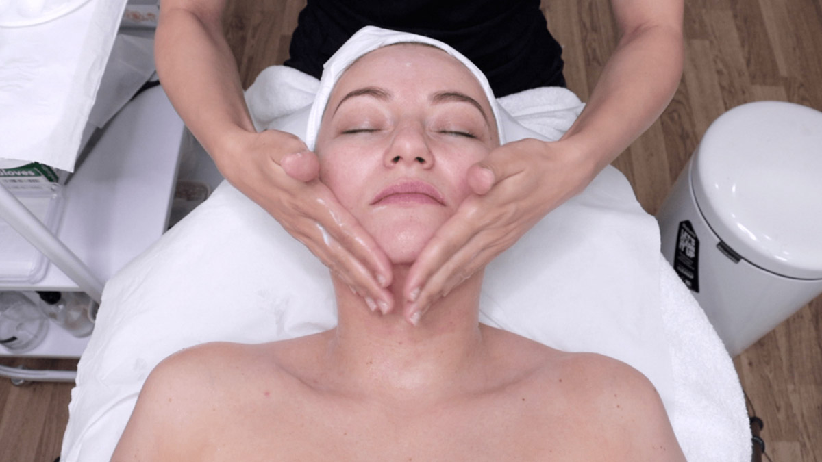 kas-gevsetme-dokunusu-derin-yuz-masaji