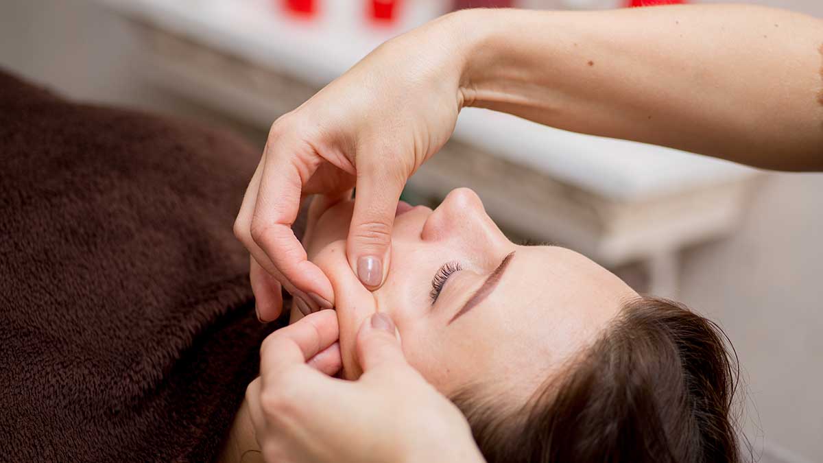 yanak-kaldirma-teknigi-derin-yuz-masaji